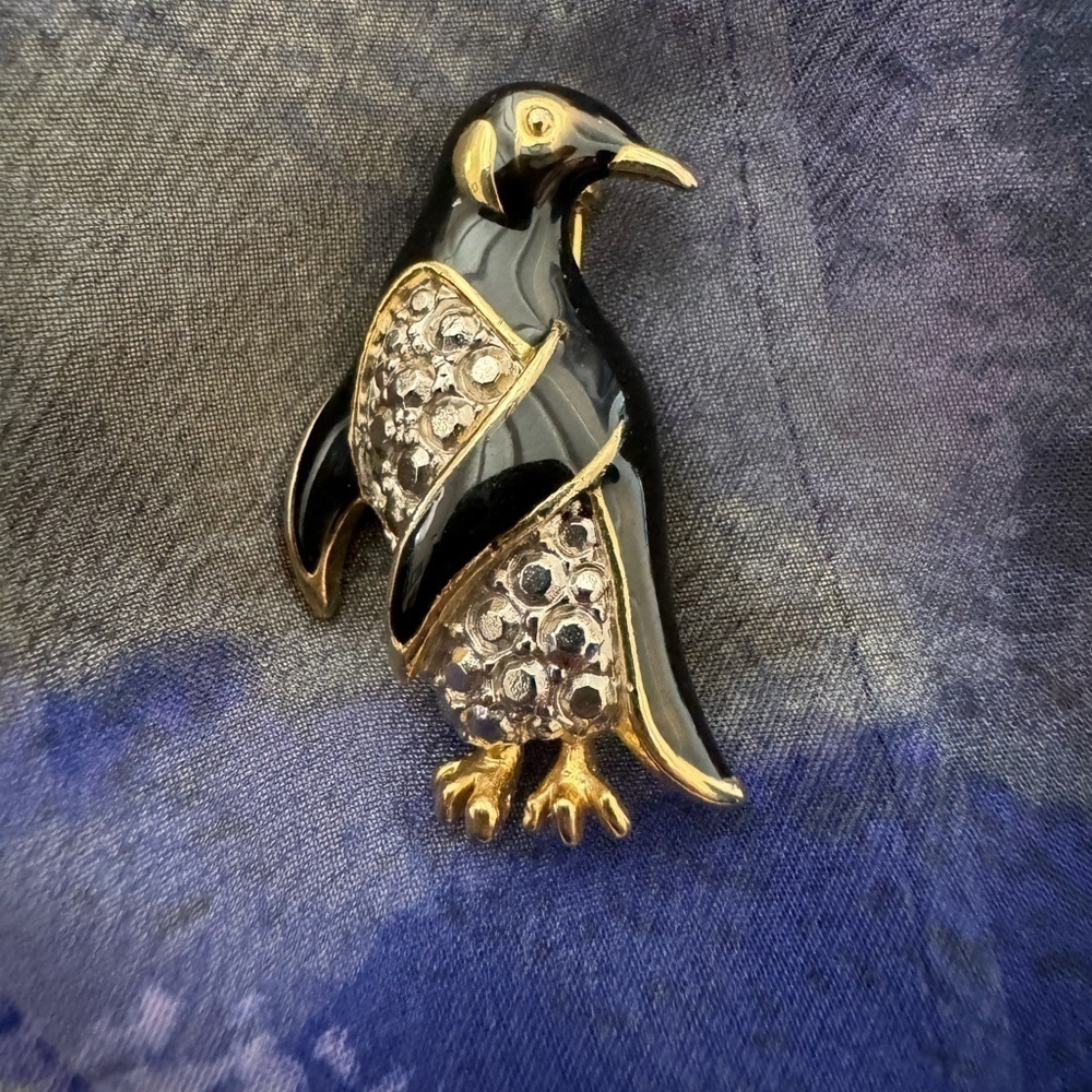 Rhinestone Penguin Brooch/Pin Shiny Black Enamel with Gold-Tone Accents vintage
